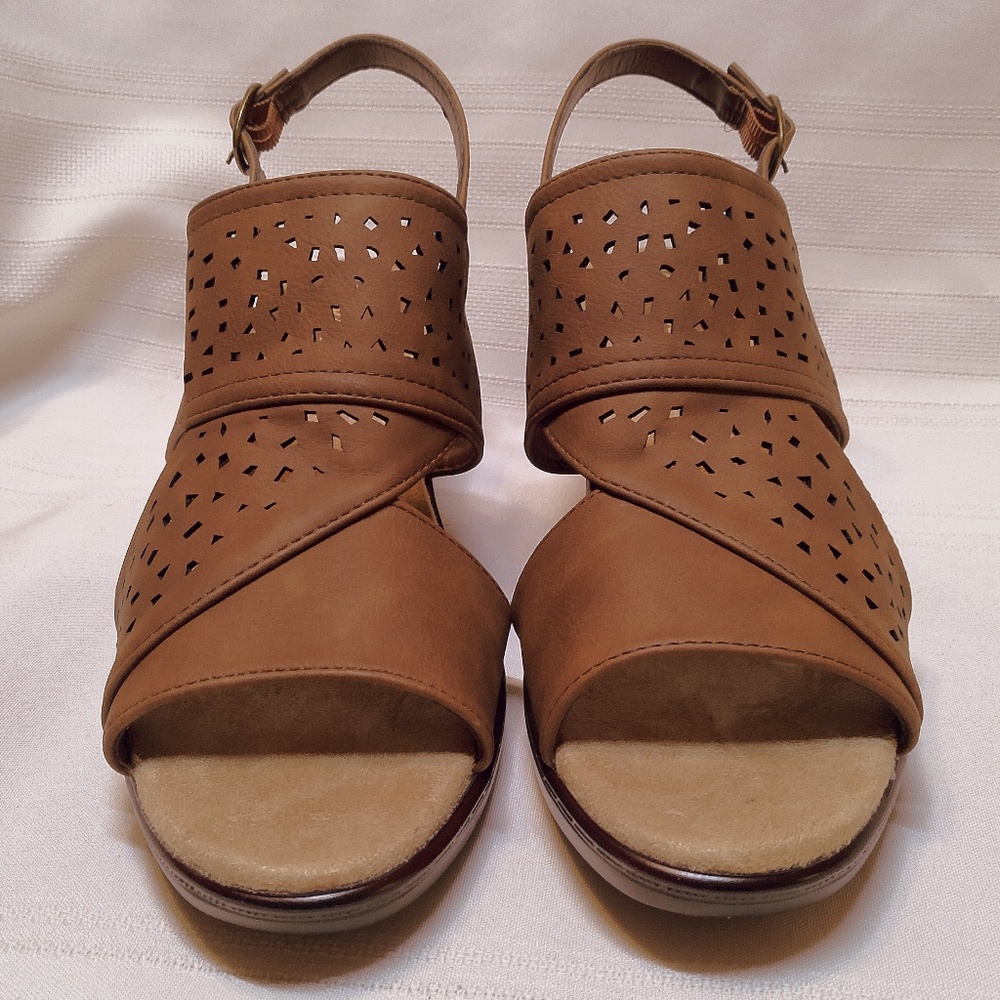 NWOB Easy Street Punch Hole Brown Leather Block Heeled Sandals Size 9M - Picture 3 of 7